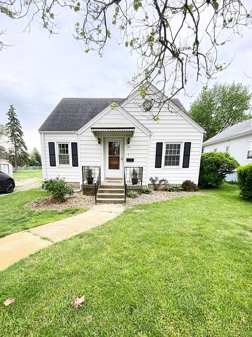 710 E Grove Ave photo 1