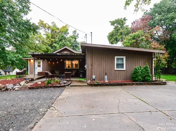 537 Oakdale Dr, Chelsea, MI 48118