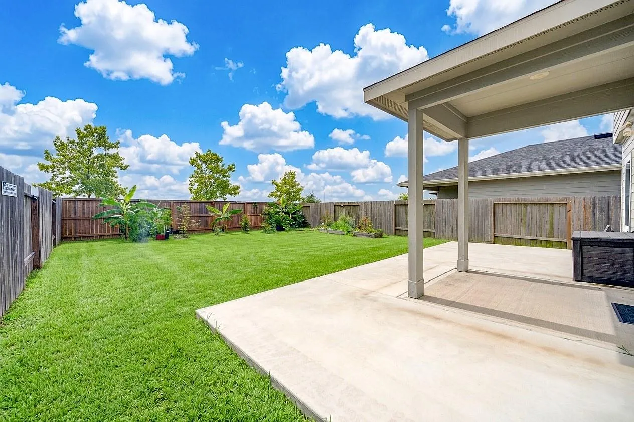 4 bed, 2.5 bath, 2379 sqft, $2,650 — Photo 2