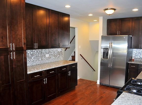 5th image of 54 E 163rd Ct