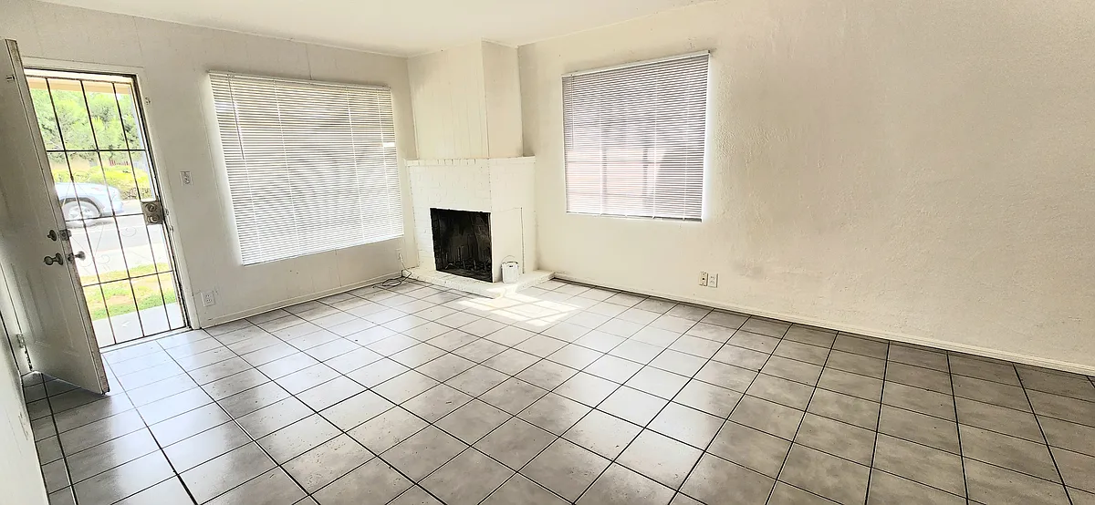 Building Photo - 2022 E Ashlan Ave
