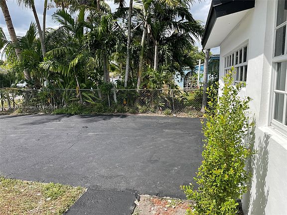 4th image of 17311 NW 32nd Ct