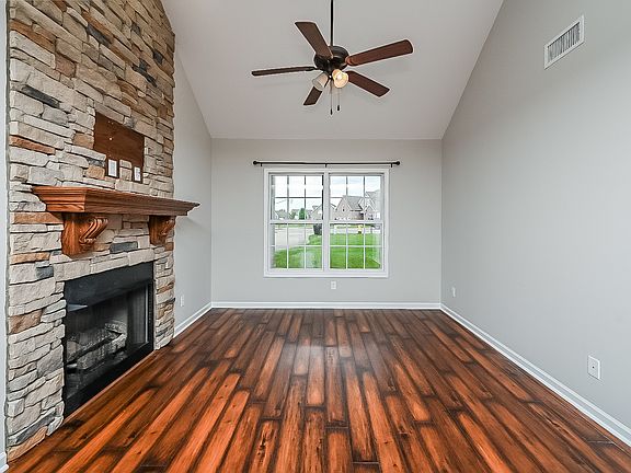 3rd image of 822 Carousel Ct