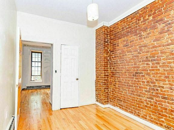 5th image of 135 Rogers Ave