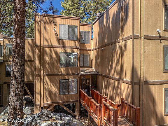 4th image of 233 Clubhouse Cir