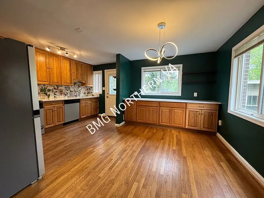Spacious 3 Bed 2 Bath Semi-Detached Brick Home With Large Yard In Cameron Heights — Photo 3