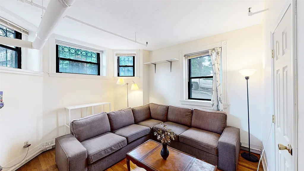 2 bed, 1.0 bath, 711 sqft, $3,050 — Photo 1