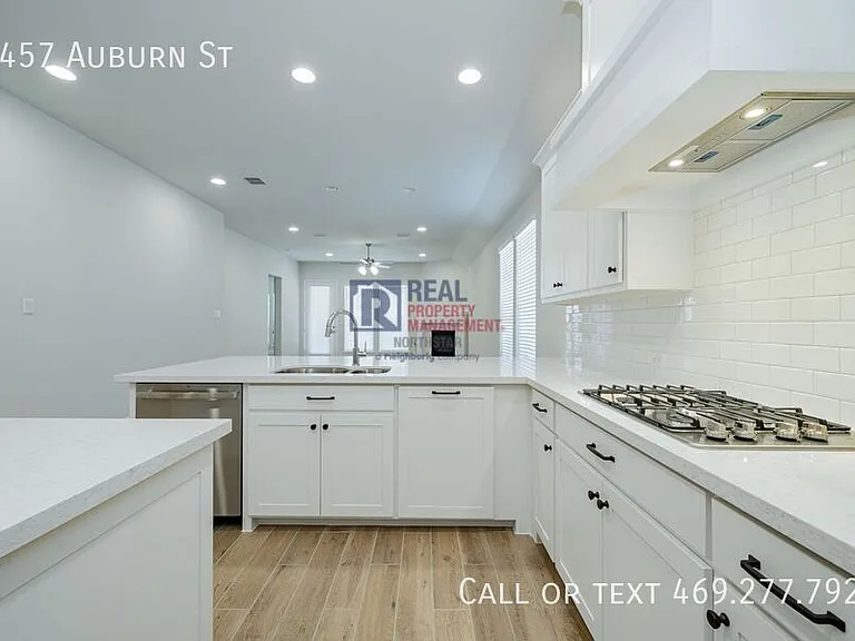 2457 Auburn St — Photo 12