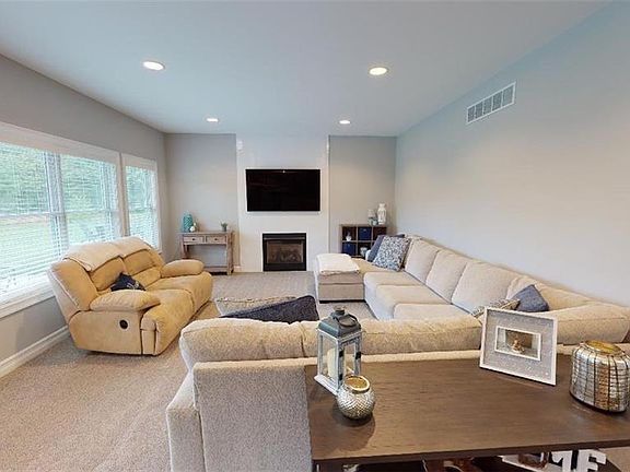 3rd image of 63 Worthington Ln