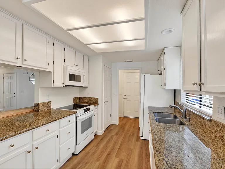 5213 Laguna Park Dr — Photo 15