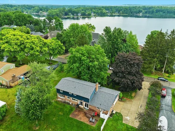 1163 Long Lake Dr, Brighton, MI 48114
