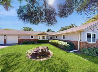 8405 Prairie Dr, Woodstock, IL 60098