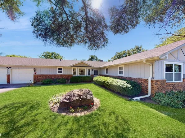 8405 Prairie Dr, Woodstock, IL 60098