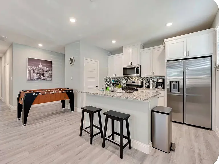 909 Marcellus Ct — Photo 3