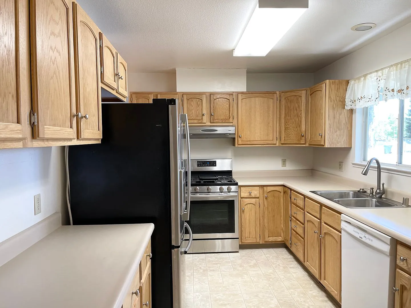 Centrally Located 3 Bedroom Duplex in Windsor with a Single Car Garage! — Photo 2