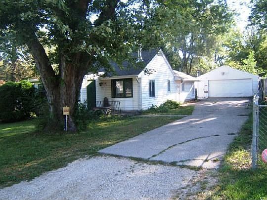 2nd image of 1327 N Burbank Ave