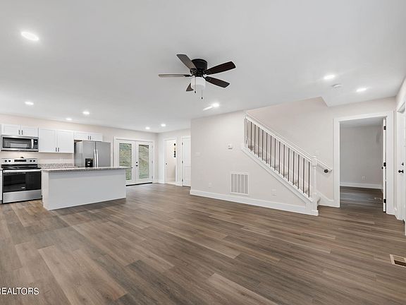 3rd image of 3113 Greenway Dr