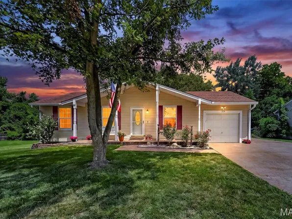 1329 Shallow Lake Dr, O'Fallon, MO 63366