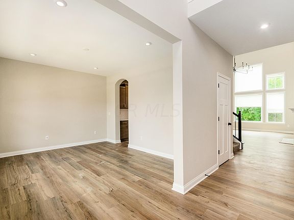 4th image of 8167 Lilium Way