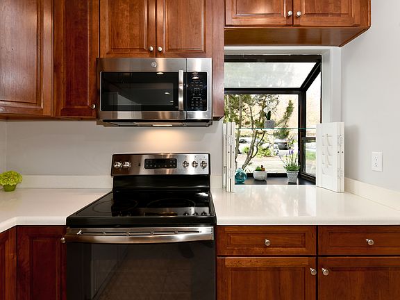 4th image of 928 Marina Dr