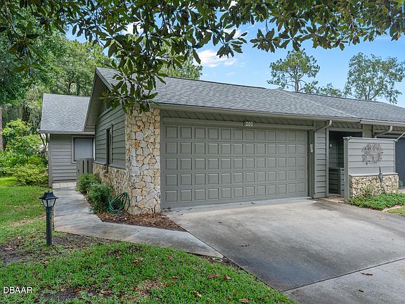 3rd image of 201 Deer Lake Cir