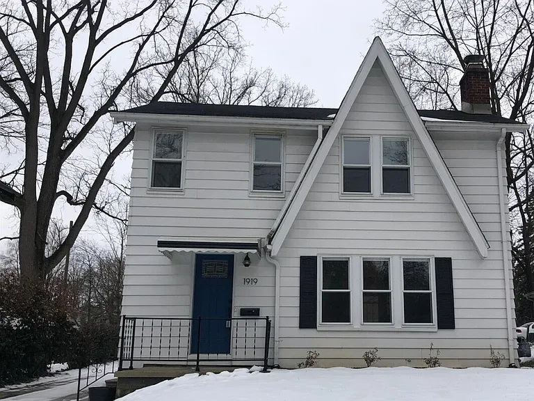 1919 Dexter Ave — Photo 1