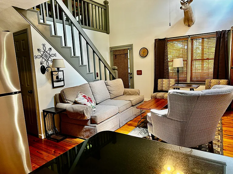 121 Woodstock Dr — Photo 3