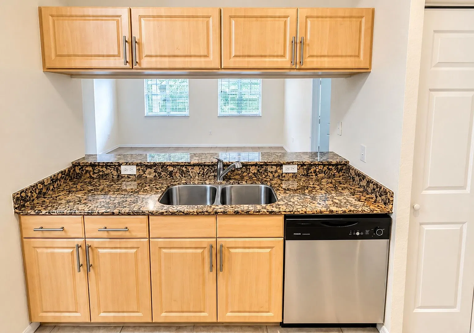 Annual Unfurnished 2/2 Condo in Downtown Sarasota Broadway Promenade — Photo 4