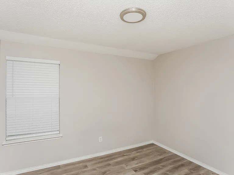 1203 Hampton Dr — Photo 14