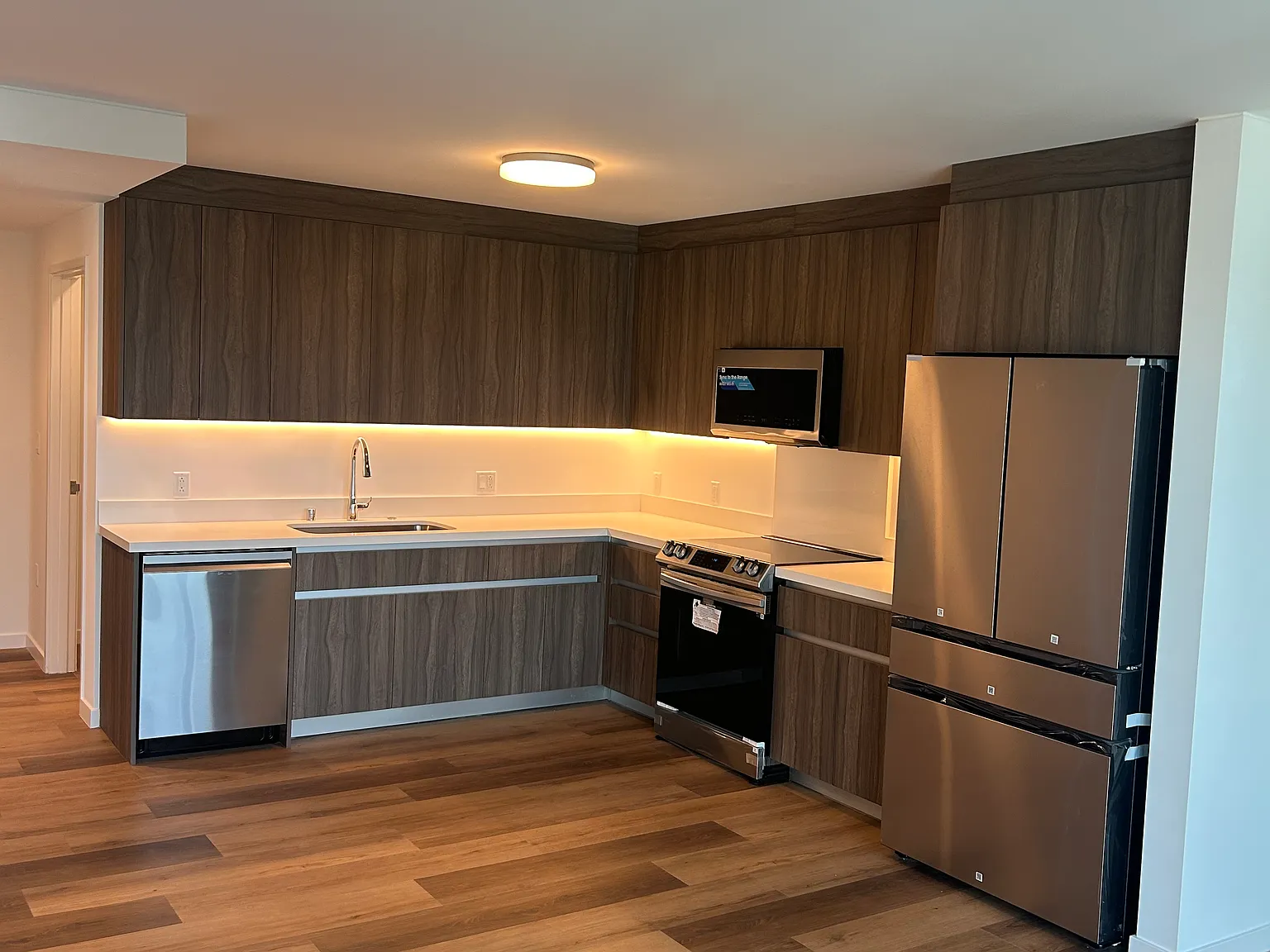 1 bed, 698 sqft, $3,325 — Photo 4
