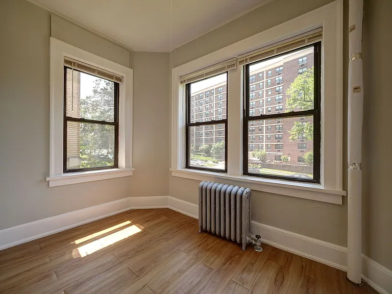 540 Park Ave — Photo 2