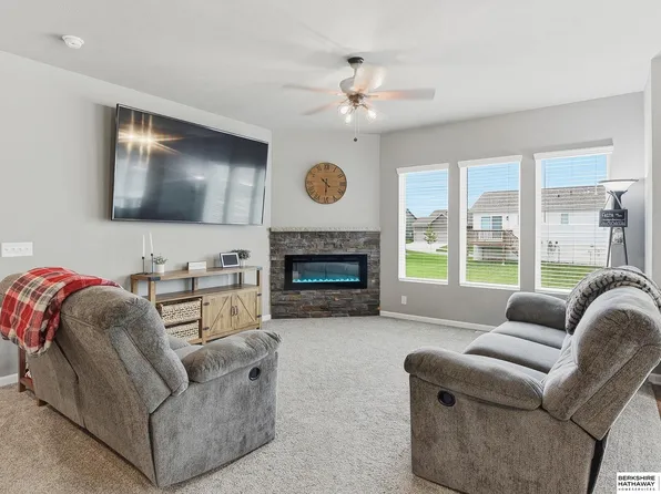21052 Monroe St, Elkhorn, NE 68022