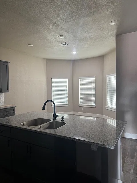4 bed, 1752 sqft, $2,000 — Photo 3
