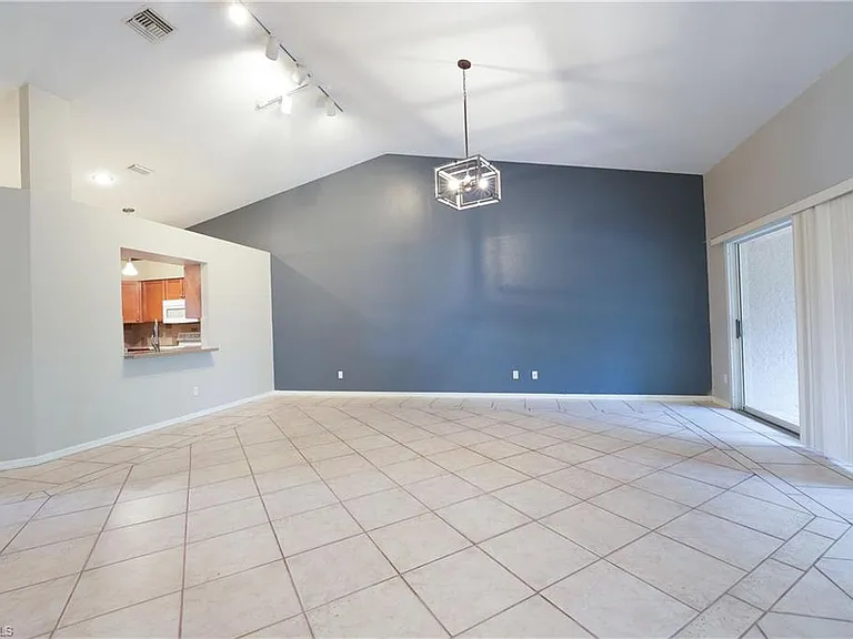 430 Saint Andrews Blvd #6 — Photo 10