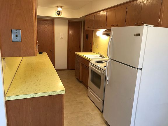 4th image of 996 Van Buren Ave #4