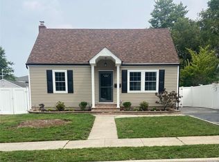 7 Russell Ave, Bethpage, NY 11714