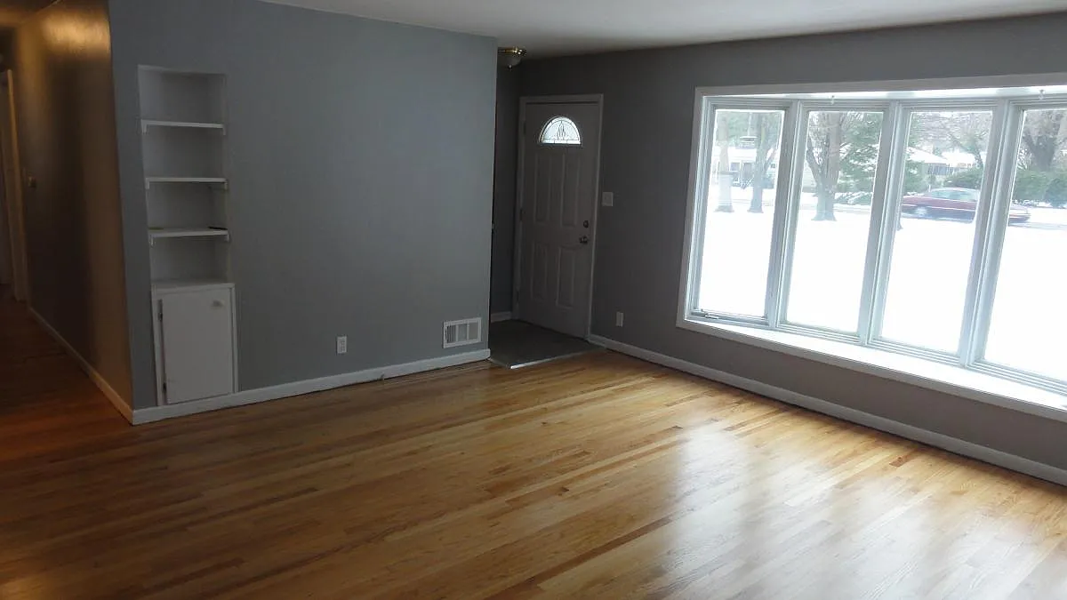 3 bed, 2300 sqft, $1,895 — Photo 2