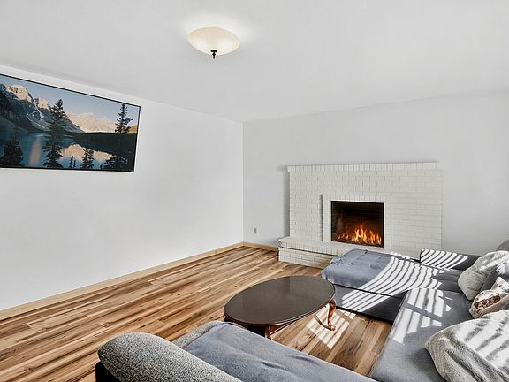 5th image of 1019 E Maple Dr