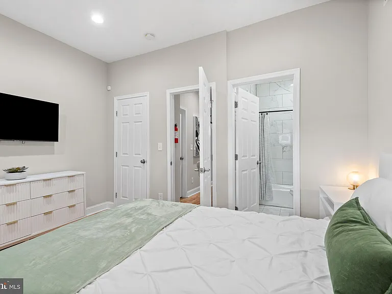 2219 E Chase St — Photo 17