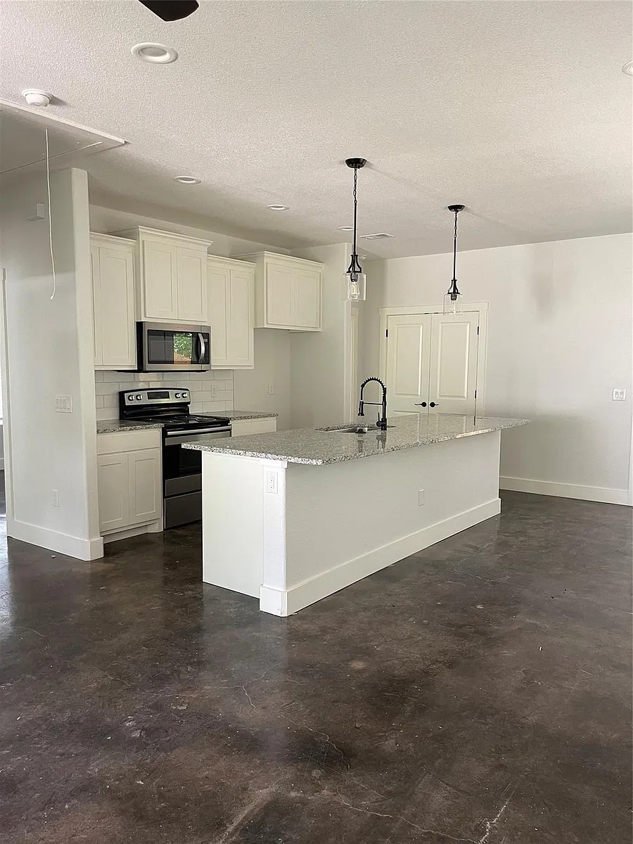 Building Photo - 722 E Woodard St #75020