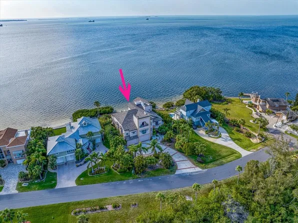 812 Point Seaside Dr, Crystal Beach, FL 34681