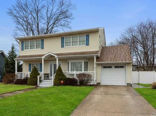 1804 Village Ln N, Wantagh, NY 11793