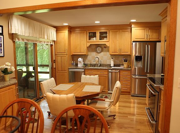 5th image of 37 Laurie Ct
