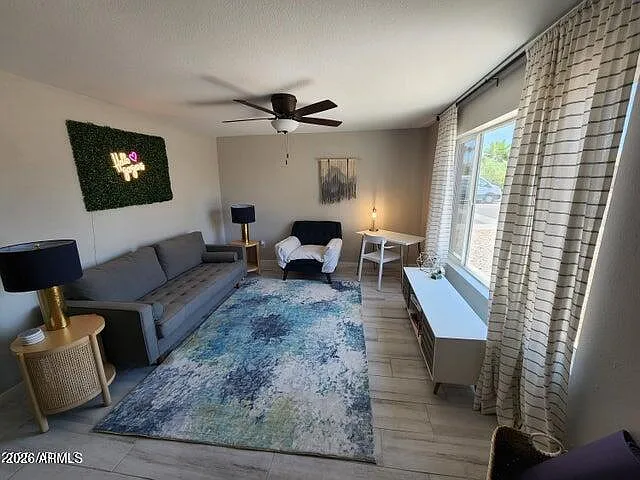 3 bed, 2.0 bath, 1308 sqft, $2,400 — Photo 4