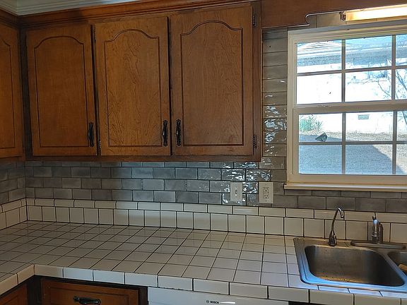5th image of 890 Edgewater Ave