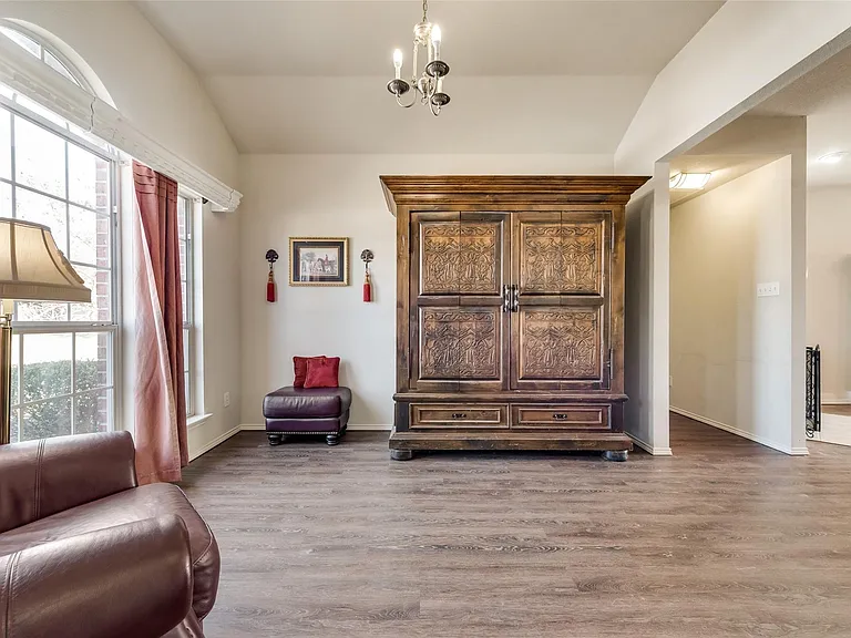 2431 Fieldcrest Dr — Photo 5