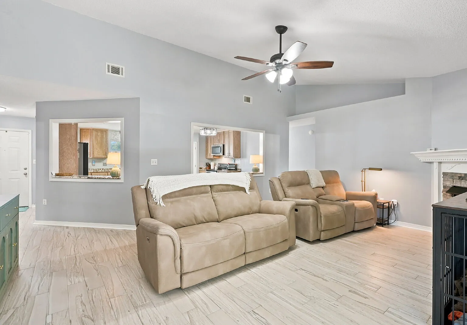 4 bed, 2.0 bath, 1923 sqft, $2,350 — Photo 4