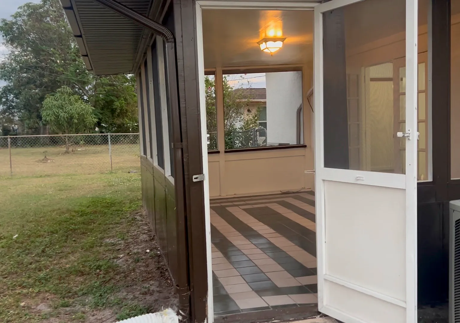 Studio, 900 sqft, $900 — Photo 2