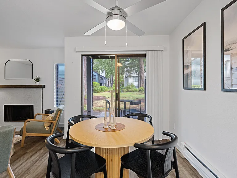 Dining Area at The Lakes in Bellevue, WA 98007