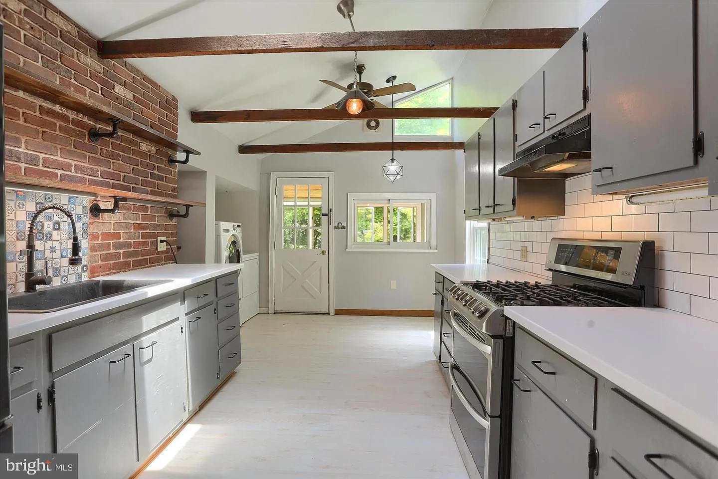 3 bed, 1.0 bath, 1600 sqft, $1,870 — Photo 3